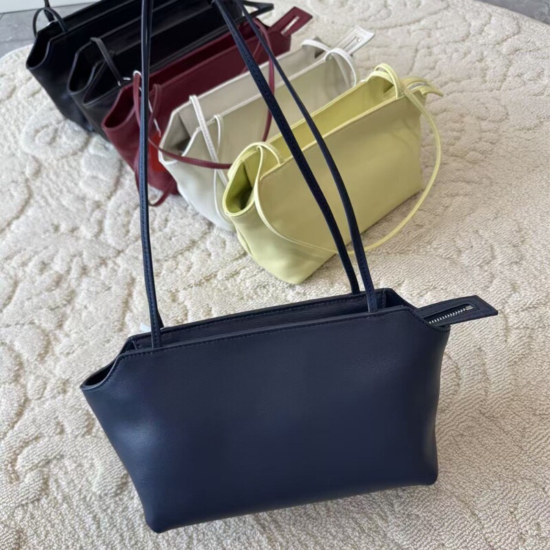 Row Terrasse Togo Handbag with Internal and External Sheepskin in Black Genuine Leather Row Terrasse Togo Handbag with Internal and External Sheepskin in Black Genuine Leather