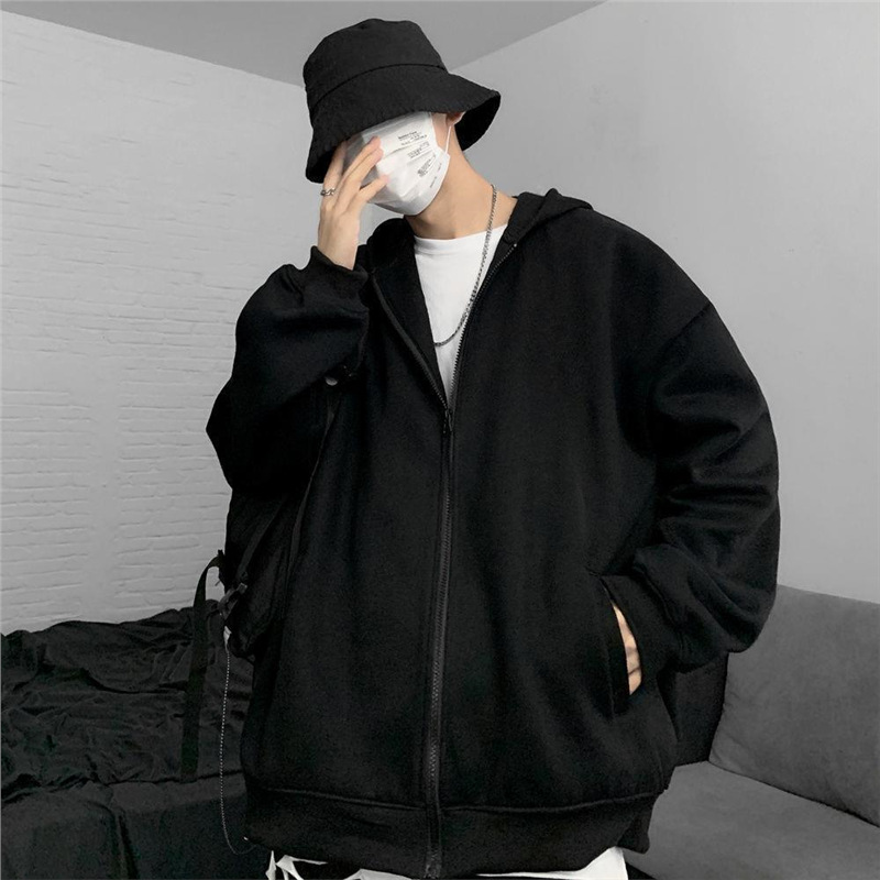 A must-have for early autumn: a pure black coat