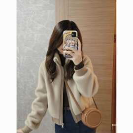 漂亮的初冬浅咖色毛茸茸加绒加厚小香风短款羊羔绒外套女冬季