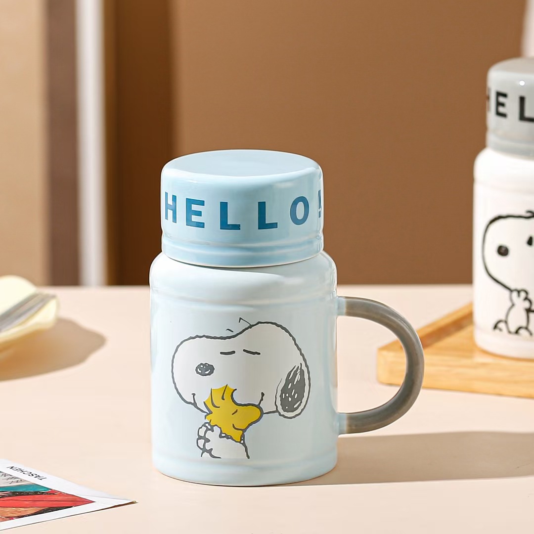 Auténtica licencia Snoopy cerámica taza pequeña fresca de dibujos animados con tapa de taza de hervidor de agua acompañante de regalo taza de alto valor de cara