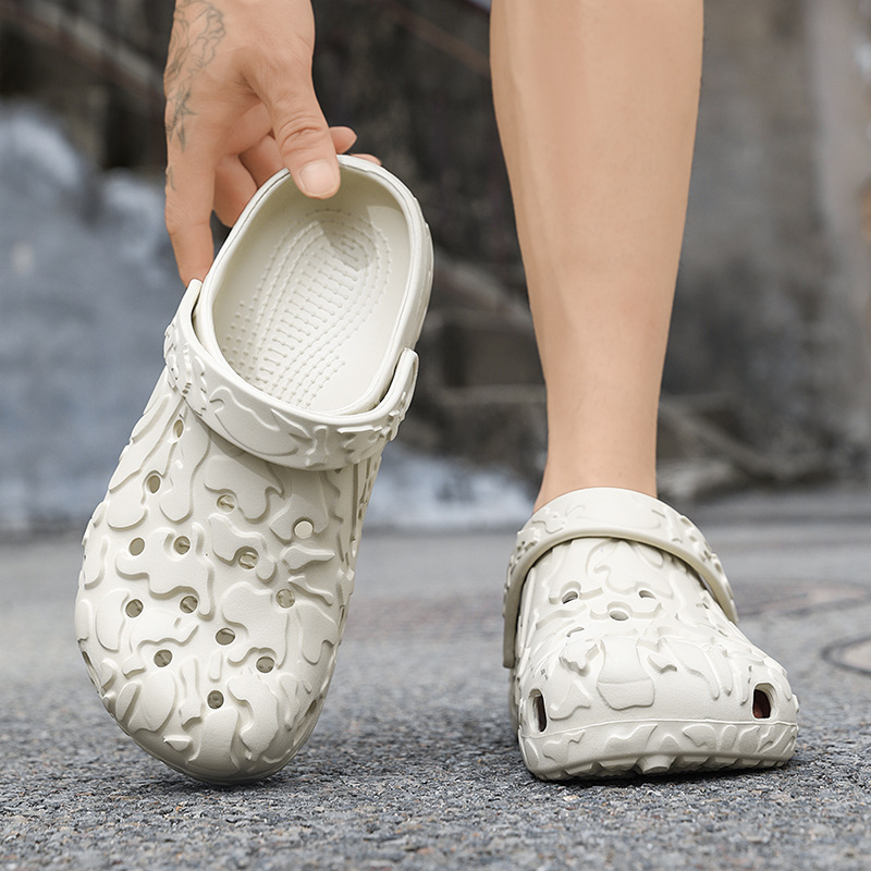 Zapatos con agujeros transfronterizos para hombres, nuevas zapatillas de primavera y verano, zapatillas perezosas con absorción de impactos de suela gruesa, sandalias Baotou a la deriva en la playa