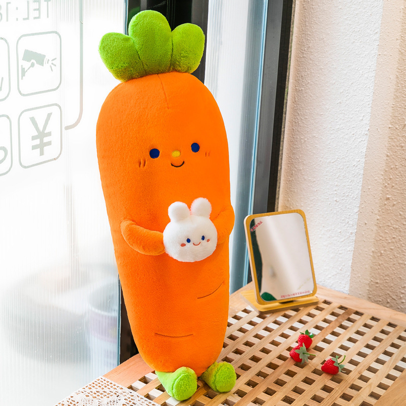 新しい興味深い表情のニンジンぬいぐるみ、自宅のリビングルームの装飾品、枕、ベッドでの睡眠、脚を組んだ人形|undefined