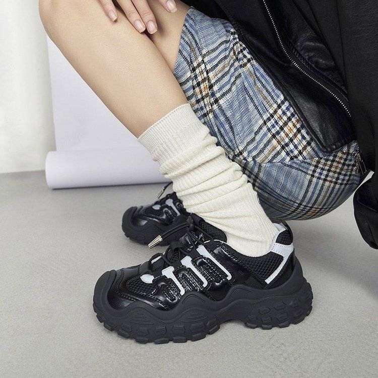 Zapatos blancos de suela gruesa para mujer 2025 verano nuevo estilo malla transpirable moda todo-fósforo ligero realce deportes y zapatillas de deporte de ocio