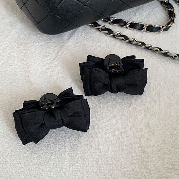 Black hairgrip with bow
