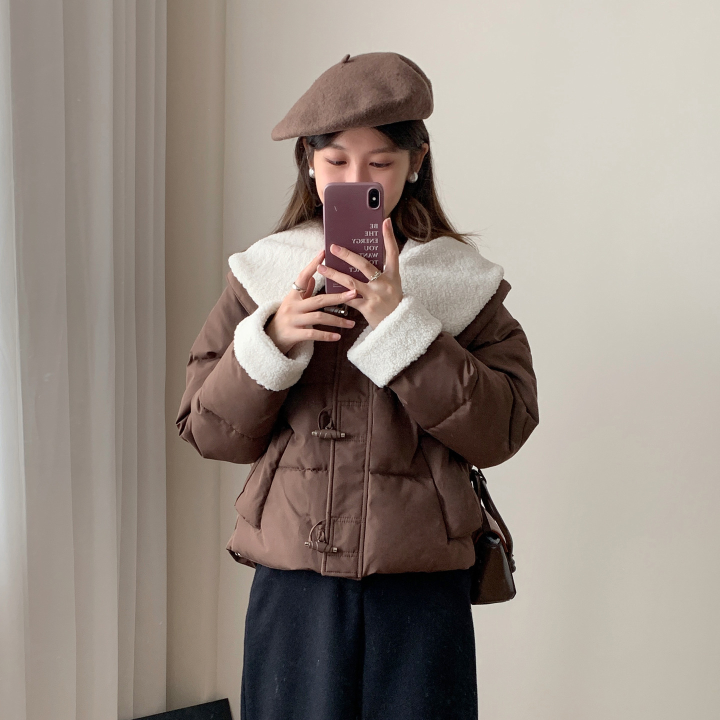 今年流行2025冬新款法式娃娃领撞色时尚拼接盘扣短款棉服长袖外套