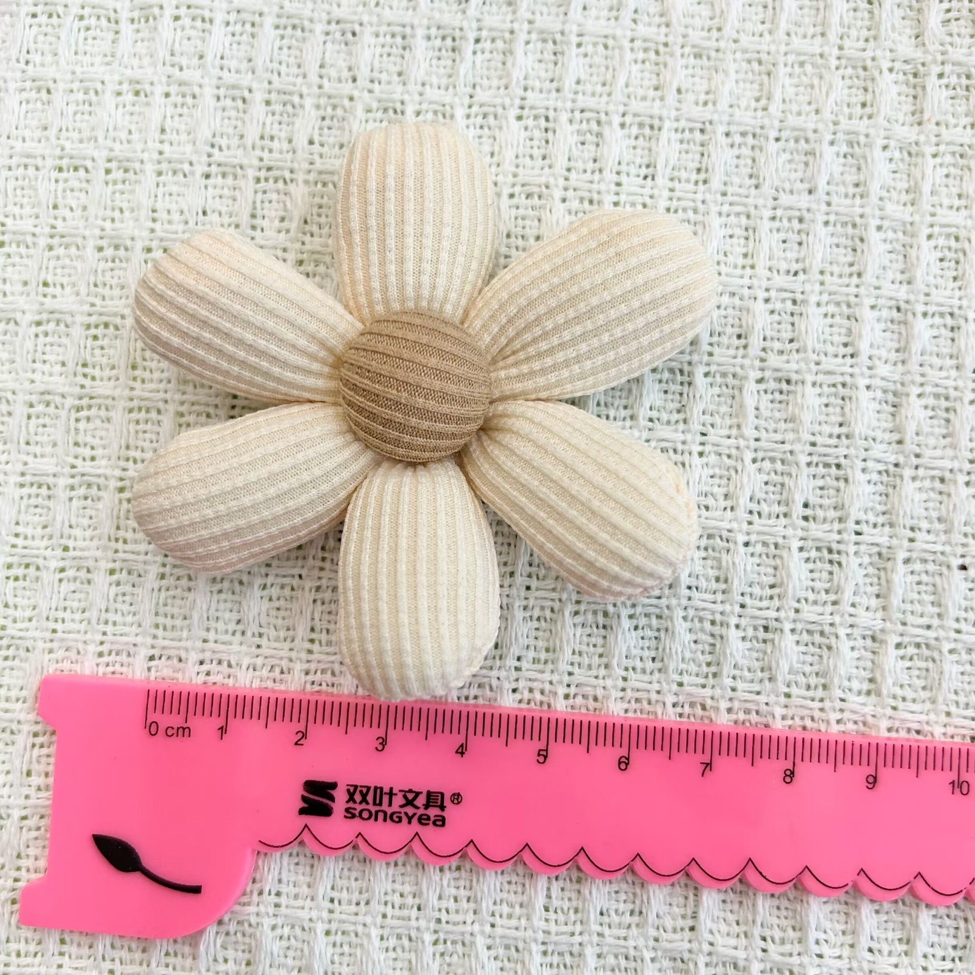 トウモロコシの粒の七色のかわいい花の部品のDIYは綿の6弁の花の頭飾りの部品のブローチの部品の卸売りを詰めます。