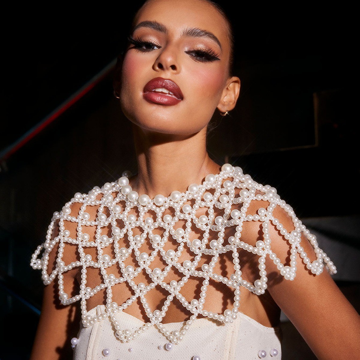 Joyas transfronterizas europeas y americanas cadena de cuerpo de perlas hueca creativa moda sexy chal de perlas borla cadena de pecho de alta calidad