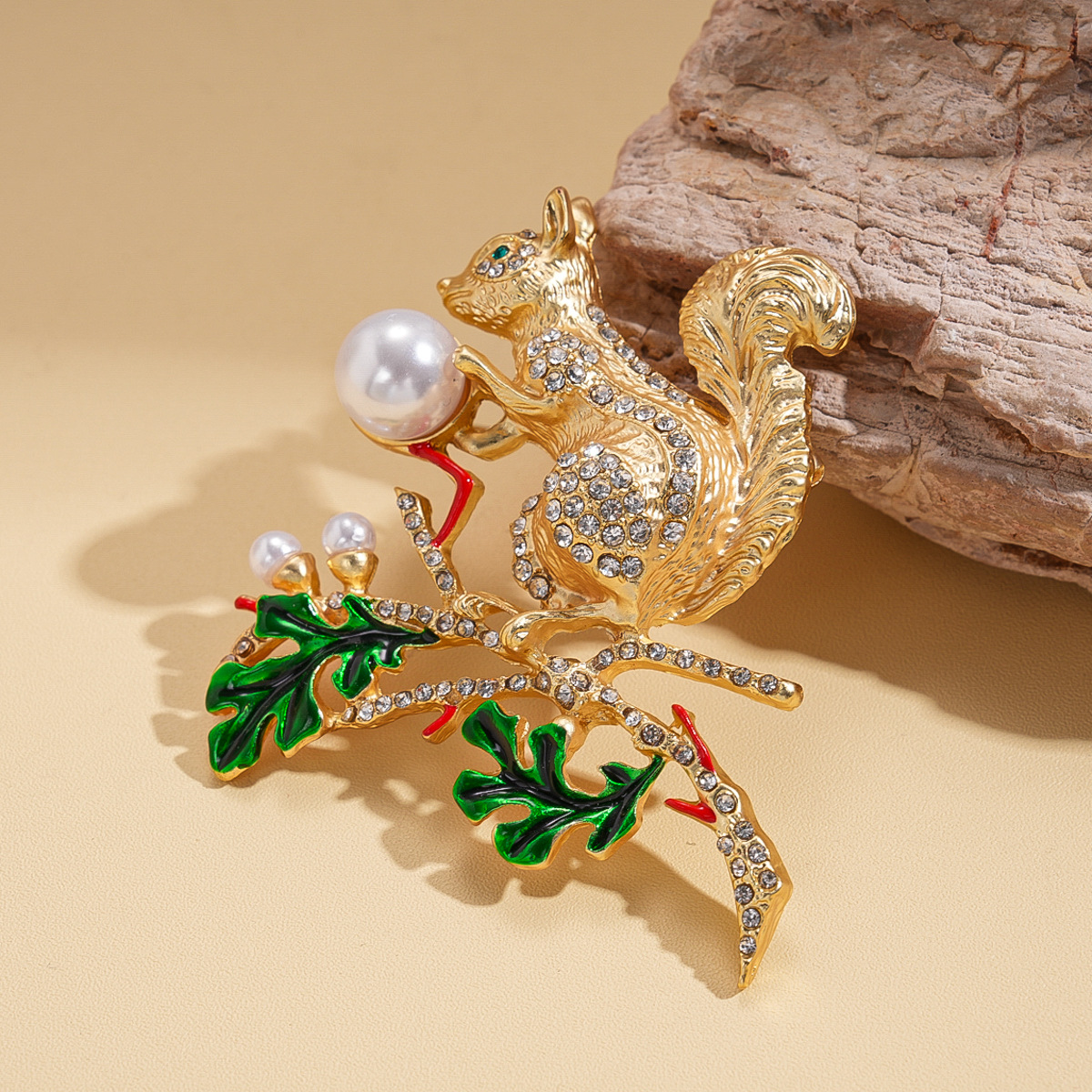 Personalidad europea y americana imitación de perlas de diamante de rama de ardilla pliegue broche único creativo nicho de moda accesorios de alta calidad