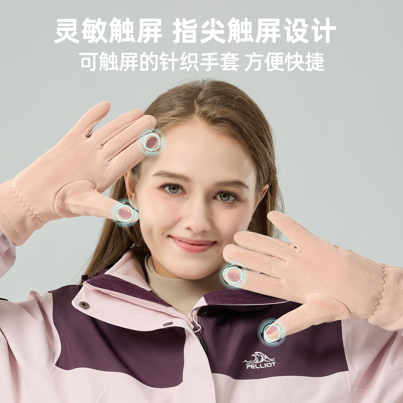 フリース手袋の女性は冬にベルベットをつけて保温して、屋外でランニングスポーツをして、車でベルベットの防寒タッチパネルをつかむ|undefined