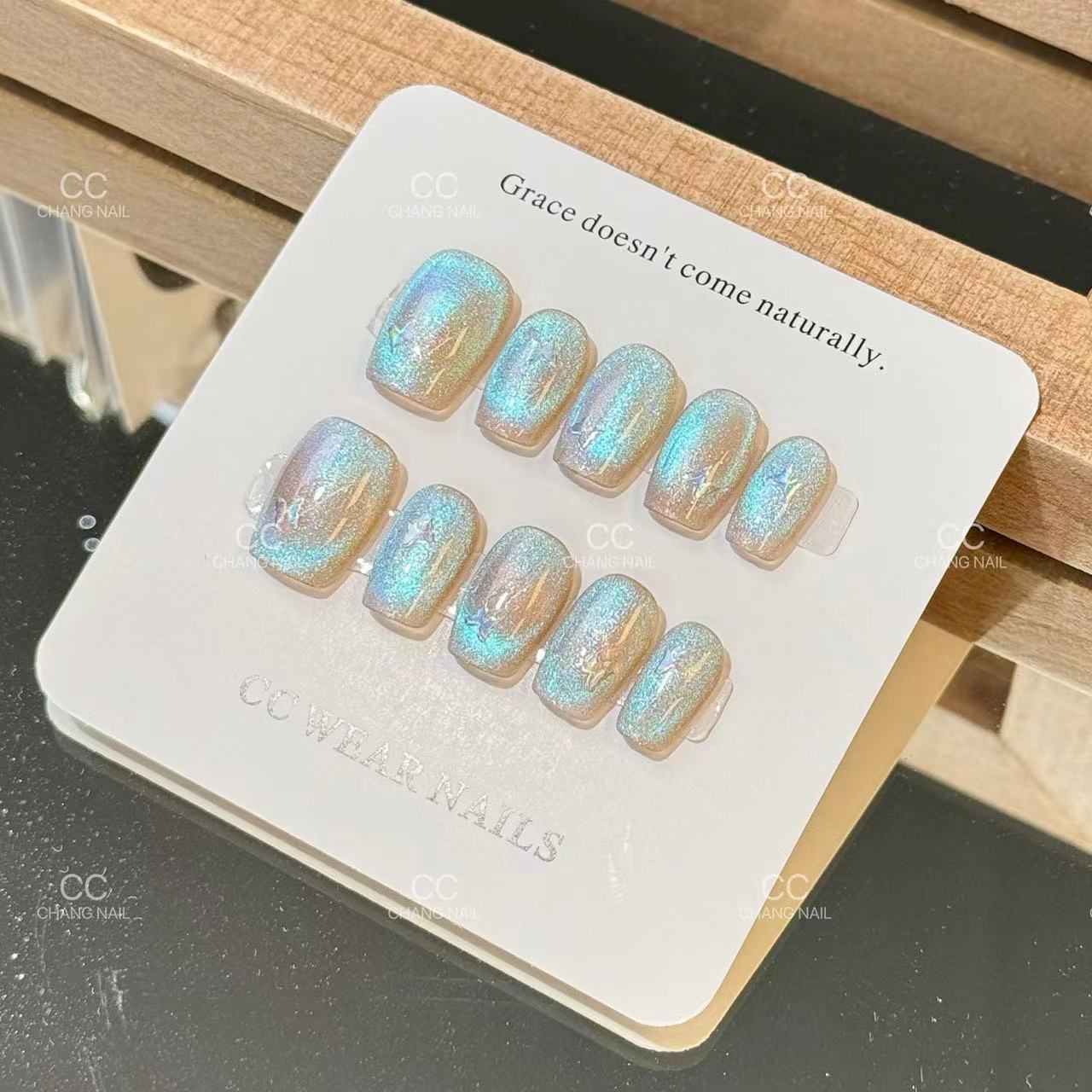 [Perlas] El ojo de gato está hecho a mano, el temperamento de la uña es suave y blanco, y el parche de manicura de fototerapia con diamantes está terminado.