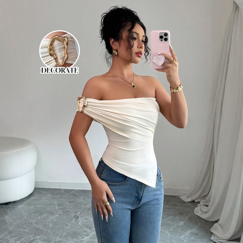 2026 European and American Hot Girl Style One-Shoulder Metal Buckle Embellished Slim-Fit Tube Top for Women, New Summer Sexy Off-Shoulder Backless Top
