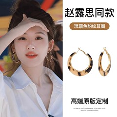 ルースは秋にぴったりのべっ甲柄のレオパード柄イヤリング、女性用高級感のある軽やかなラグジュアリー、ニッチなイヤリングです。