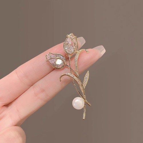 High-end water drop zircon tulip brooch, luxury temperament suit pin, niche high-end leaf pearl corsage