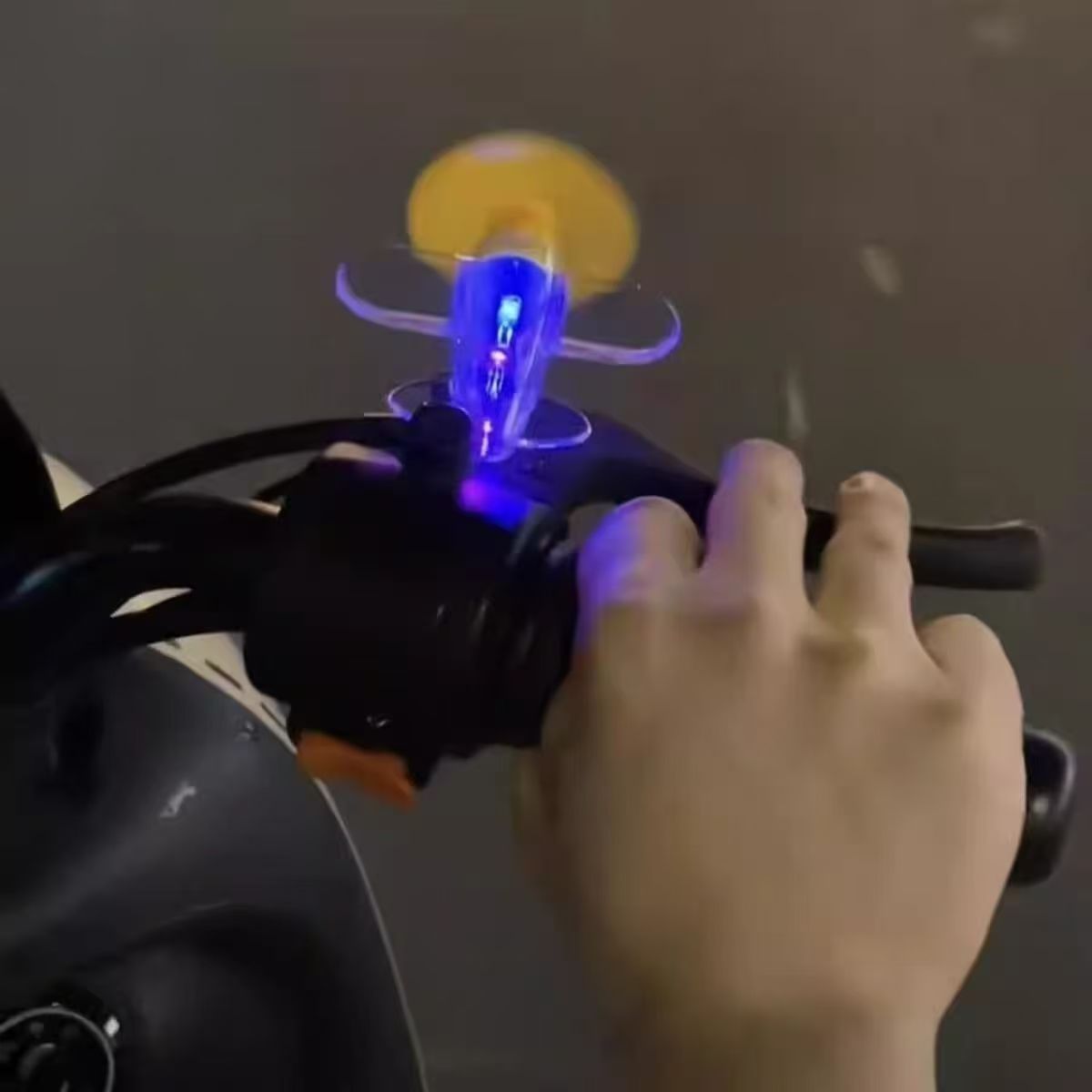Energía eólica LED lámpara de color energía eólica avión pequeño motocicleta automóvil eléctrico automóvil decoración de automóvil