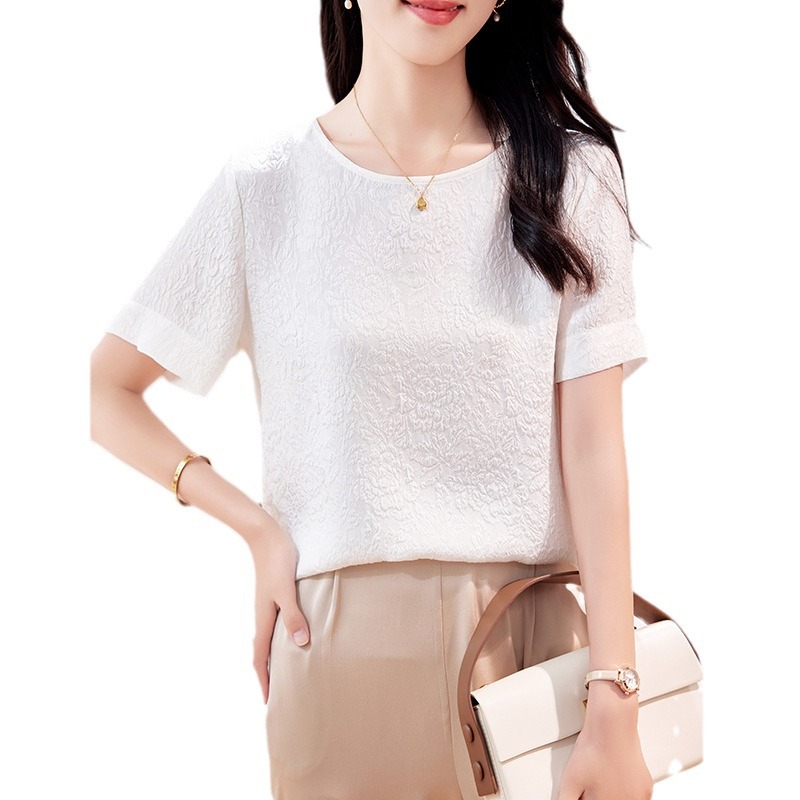 Silk solid color T-shirt with a round collar