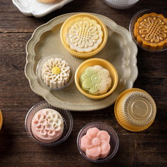 Qingming Festival Youth League transparent plastic holder egg yolk pastry bottom holder moon cake bag inner holder bottom holder blister box 100 wholesale