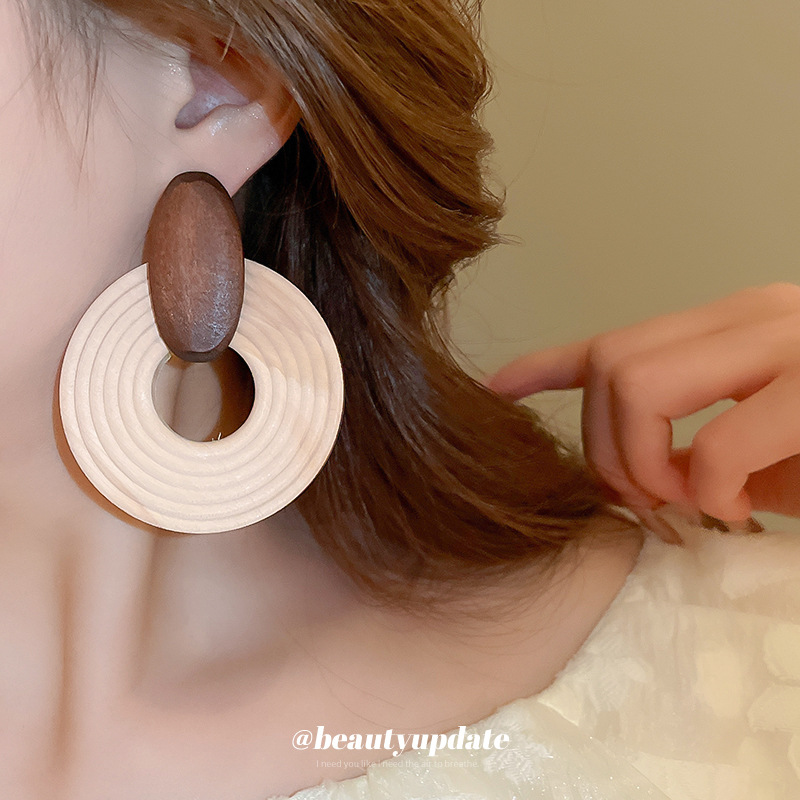 Pendientes de círculo de madera natural con aguja de plata Pendientes de moda de estilo literario y artístico de color café exagerado europeo y americano