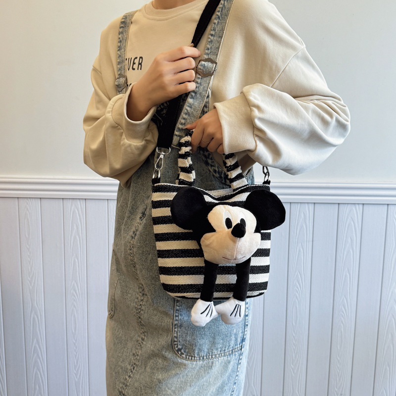 외국 스타일 귀여운 유행 휴대용 버킷 가방 여성의 2024 새로운 틈새 디자인 크로스 바디 가방 간단한 맞춤형 작은 가방