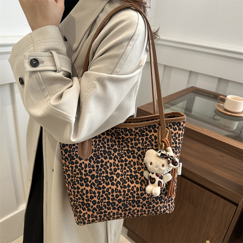 Bolso de viaje de gran capacidad en línea 2024 invierno nuevo versátil ins este año popular bolso de hombro bolso especial