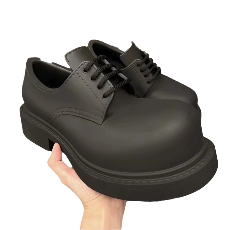 Zapatos de cuero derby con punta grande de Mickey del mismo estilo para hombres y mujeres 2025 primavera y verano nuevo estilo con cordones punta redonda tacón grueso zapatos de suela gruesa de caña baja