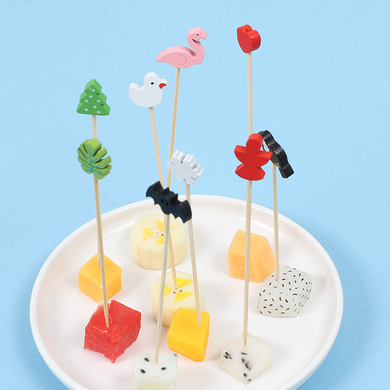 Frutas desechables lindas pequeñas flores frescas coloridas postre sushi hamburguesas de arte frutas bambú palo al por mayor