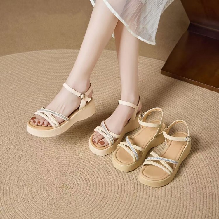 Super suave moda diamante de hadas viento para aumentar la altura sandalias mujeres 2026 nuevo verano con suela gruesa con falda zapatos de playa versátiles
