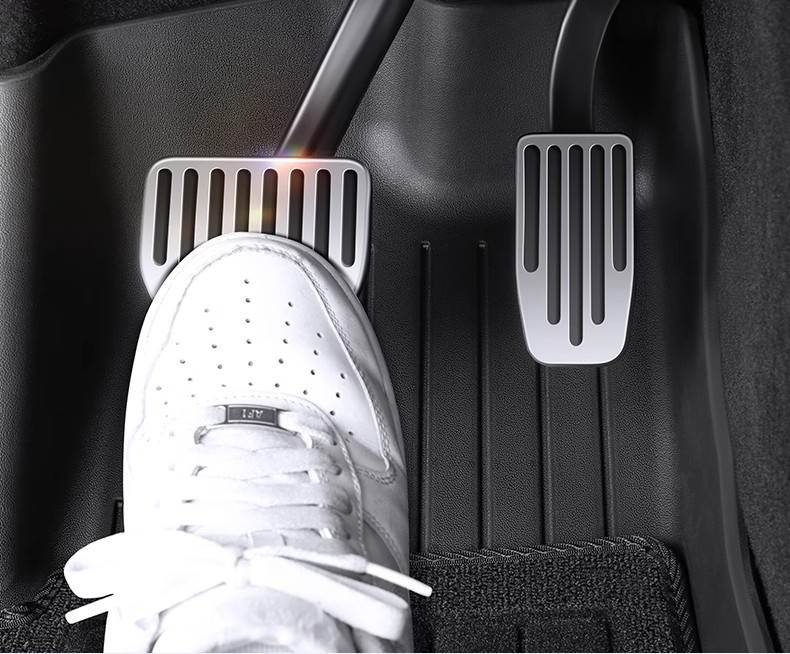 Suitable for Tesla's New Model 3/Y Accelerator Brake Rest Pedal Cover Metal Interior Modification Accessories