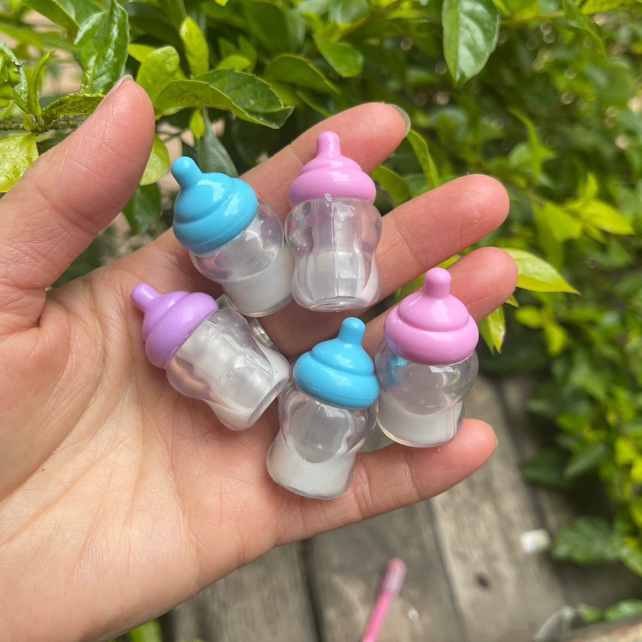 Бутылка с белой жидкой сыпучей игрушкой внутри