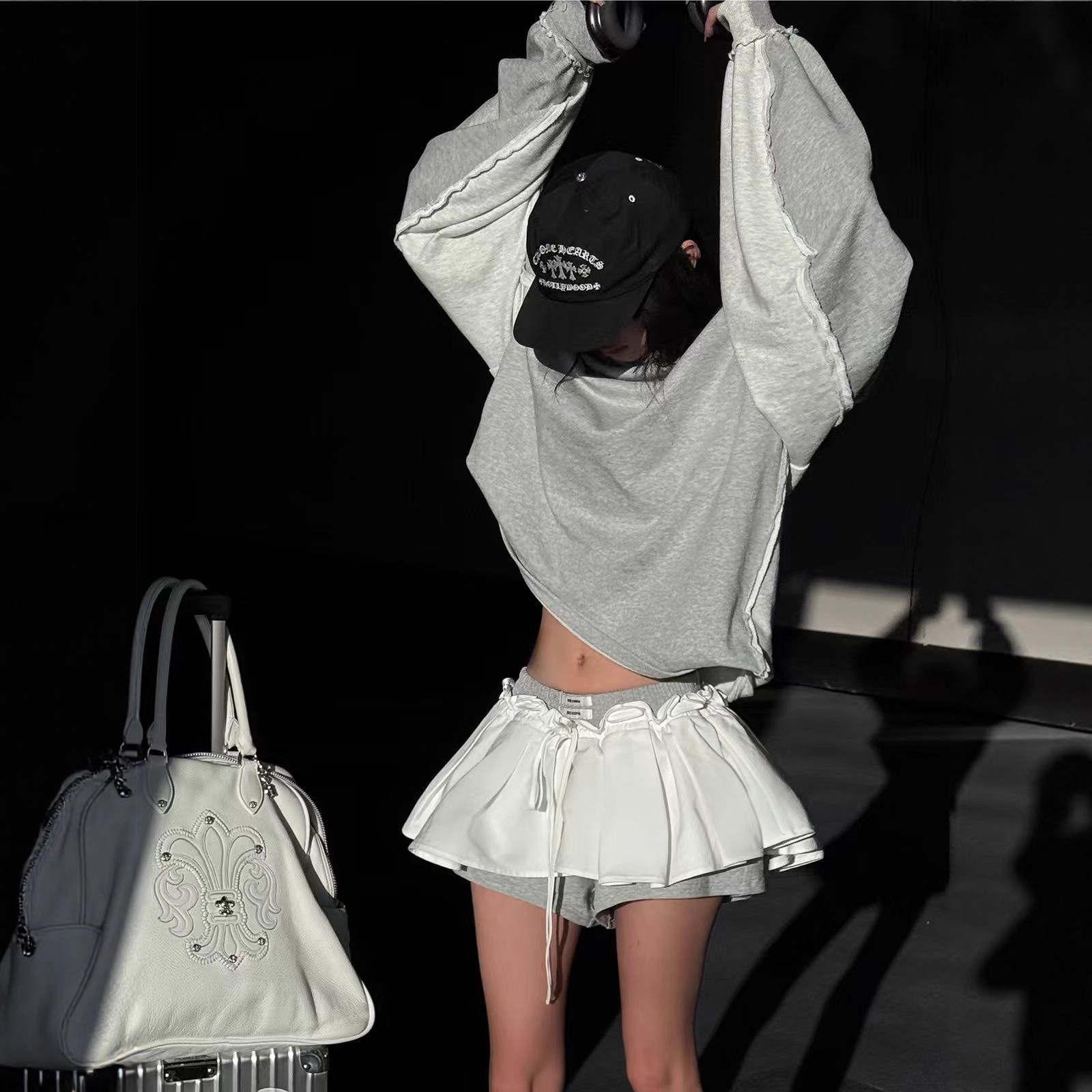 Han Haotian WARDEN Grey Off-Shoulder Hoodless Sweatshirt for Women, Early Autumn Loose Fit, Long Sleeve Patchwork Top and Skirt Pants