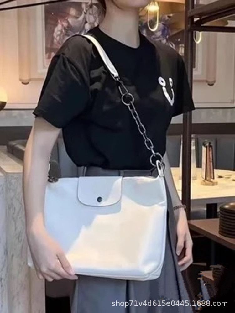 흰색에는 연장 체인이 함께 제공됩니다.