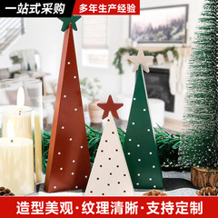 木の置物クリスマスツリーの看板は星を持っています。