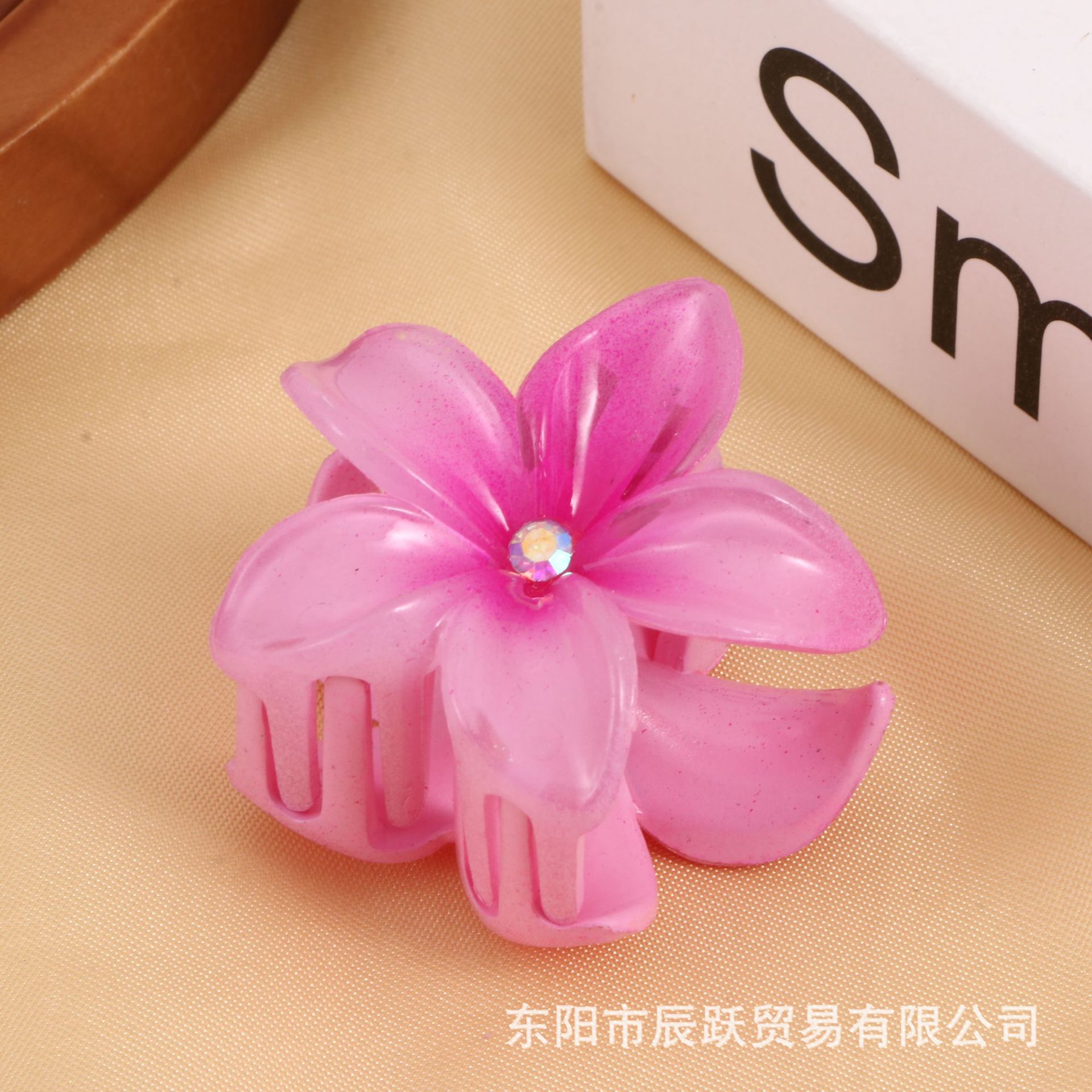 Nuevo color frangipani acrílico pinza para el cabello flor pinza de agarre de alta calidad elegante accesorio para el cabello de mujer pinza de tiburón de agarre lateral