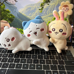 日本の小吉のぬいぐるみのペンダントが可愛いです。