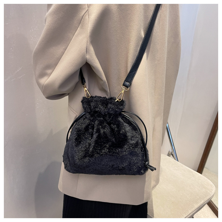 Autumn And Winter Plush Bag 2021 New Bags Women's Bag Ins Special-interest Shoulder Bag Furry Crossbody Bag Small Bucket Bag display picture 11