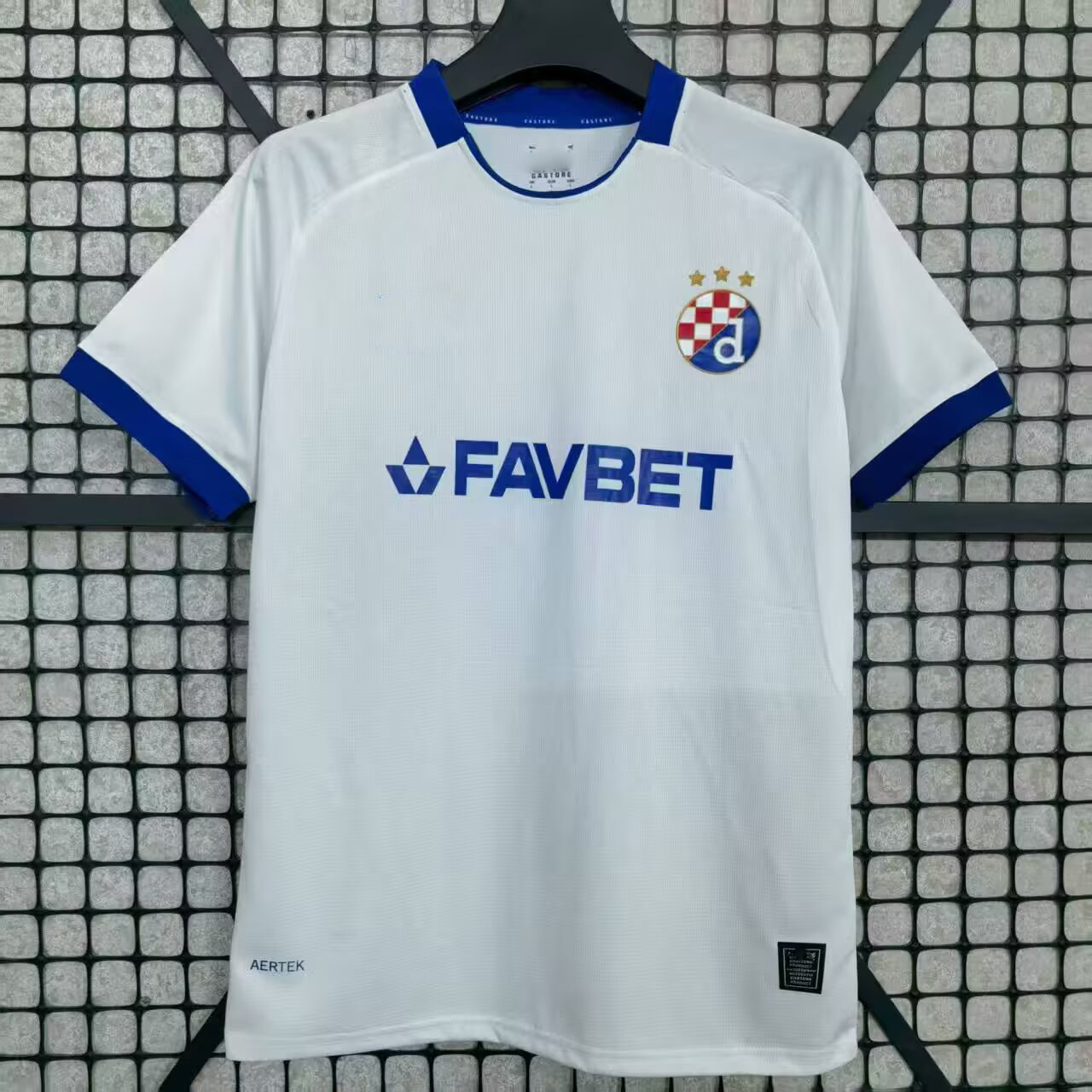 2526 Dinamo fuera de casa