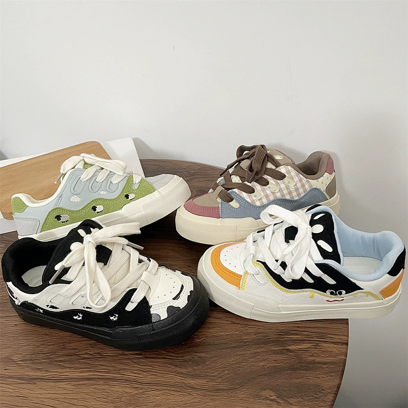 Студенческие туфли в стиле кампуса повседневные кроссовки женские 2025 весенние дикие chic туфли на толстой подошве маленькие белые туфли ретро студенческие скейтборды