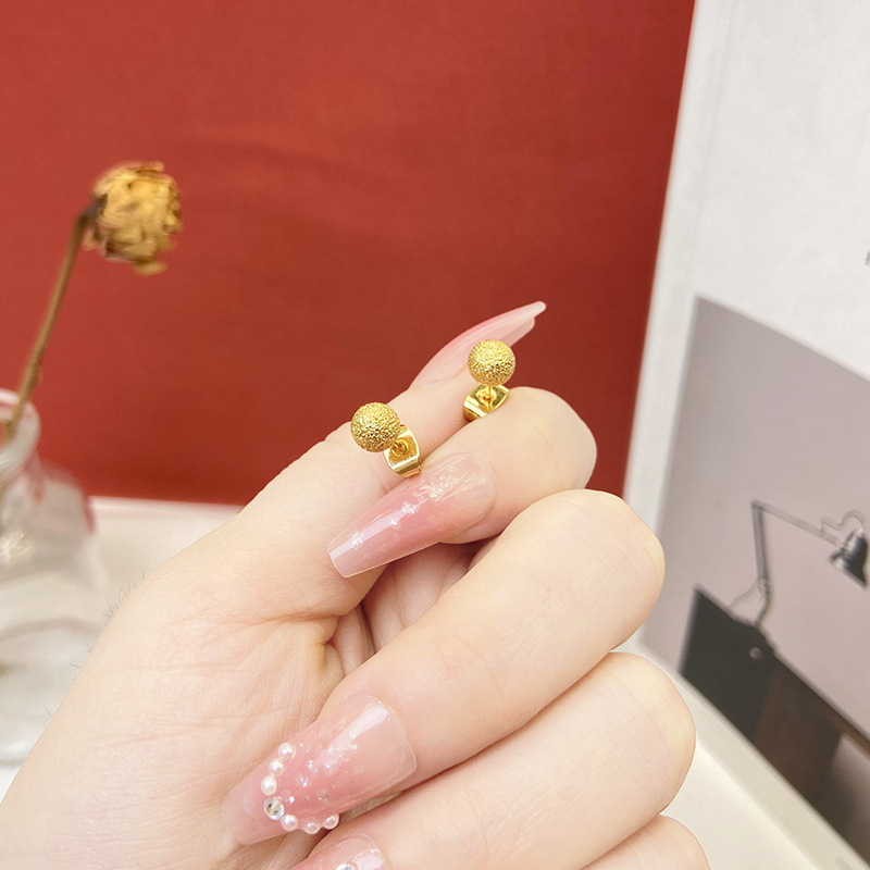 Pequeños pernos de orejas coreanos de perlas de orejas de frijol personalidad simple sensación de diseño de lujo ligero esmerilado joyas de perlas de arena brillante para chicas