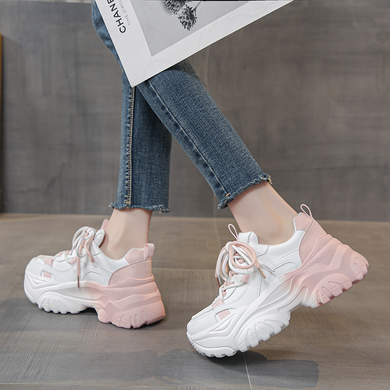 Zapatos super calientes de papá zapatos de mujer primavera 2025 nuevo aumento de suela gruesa deportivo ocio pequeño blanco verano red transpirable