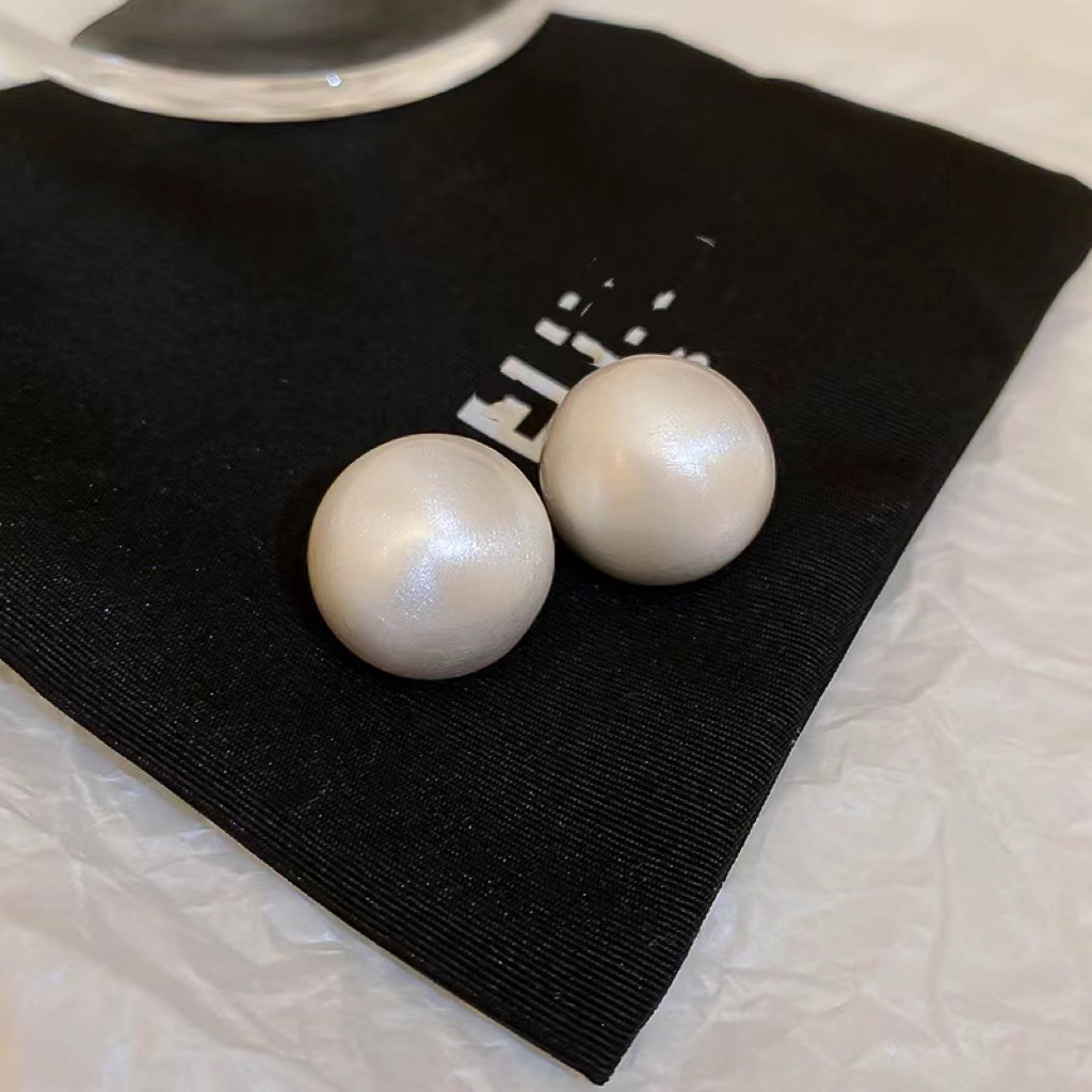 Pendientes de metal hemisferio de aguja de plata Corea 2025 nuevos pendientes de diseño cepillado de lujo ligero Pendientes de temperamento de moda