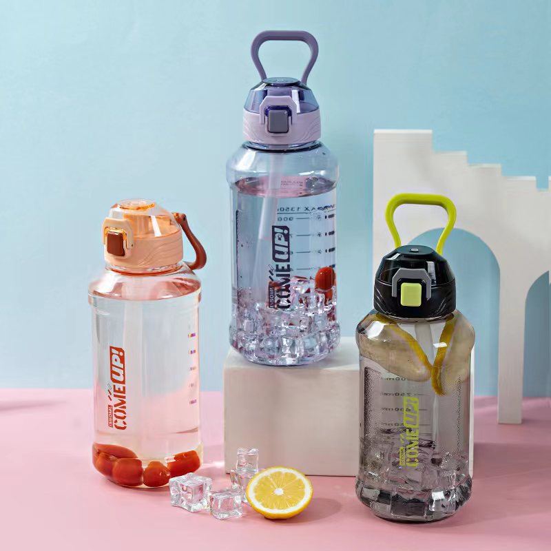 Qitong2332 verano nueva taza de plástico 13500ml rebote deportes cubo las mujeres fitness internet celebridad paja agua