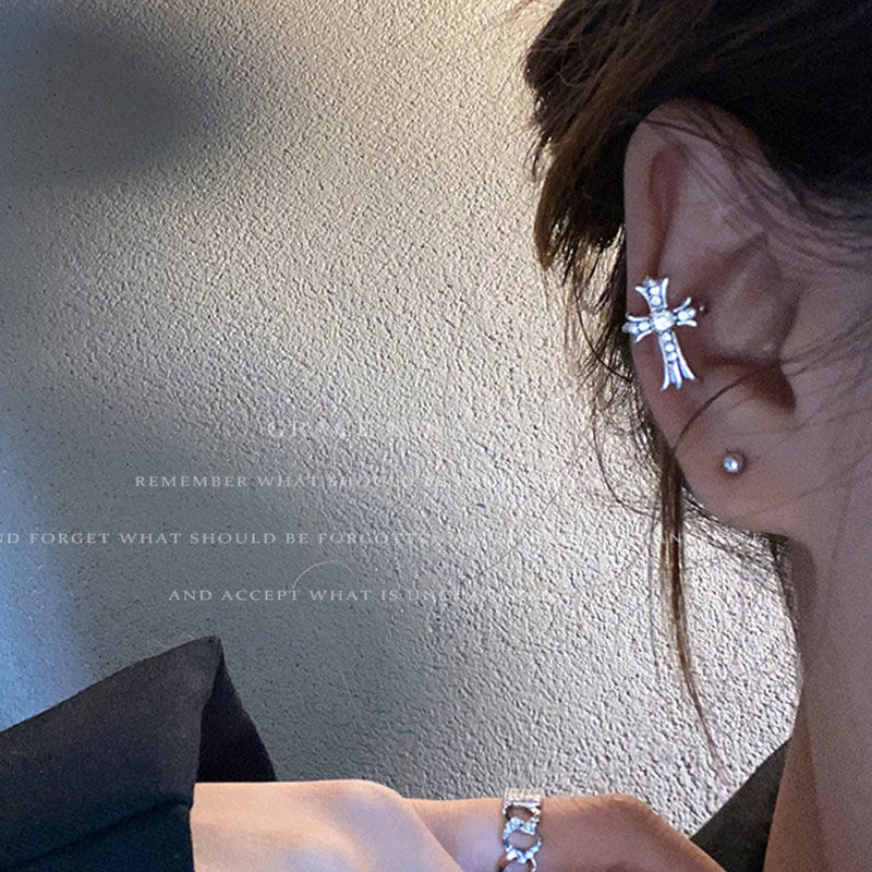 Dulce estilo fresco exquisito ZIRCON clip de oreja cruzada hembra clip de hueso de oreja sin oreja Luz de lujo diseño de nicho pendientes de alta calidad