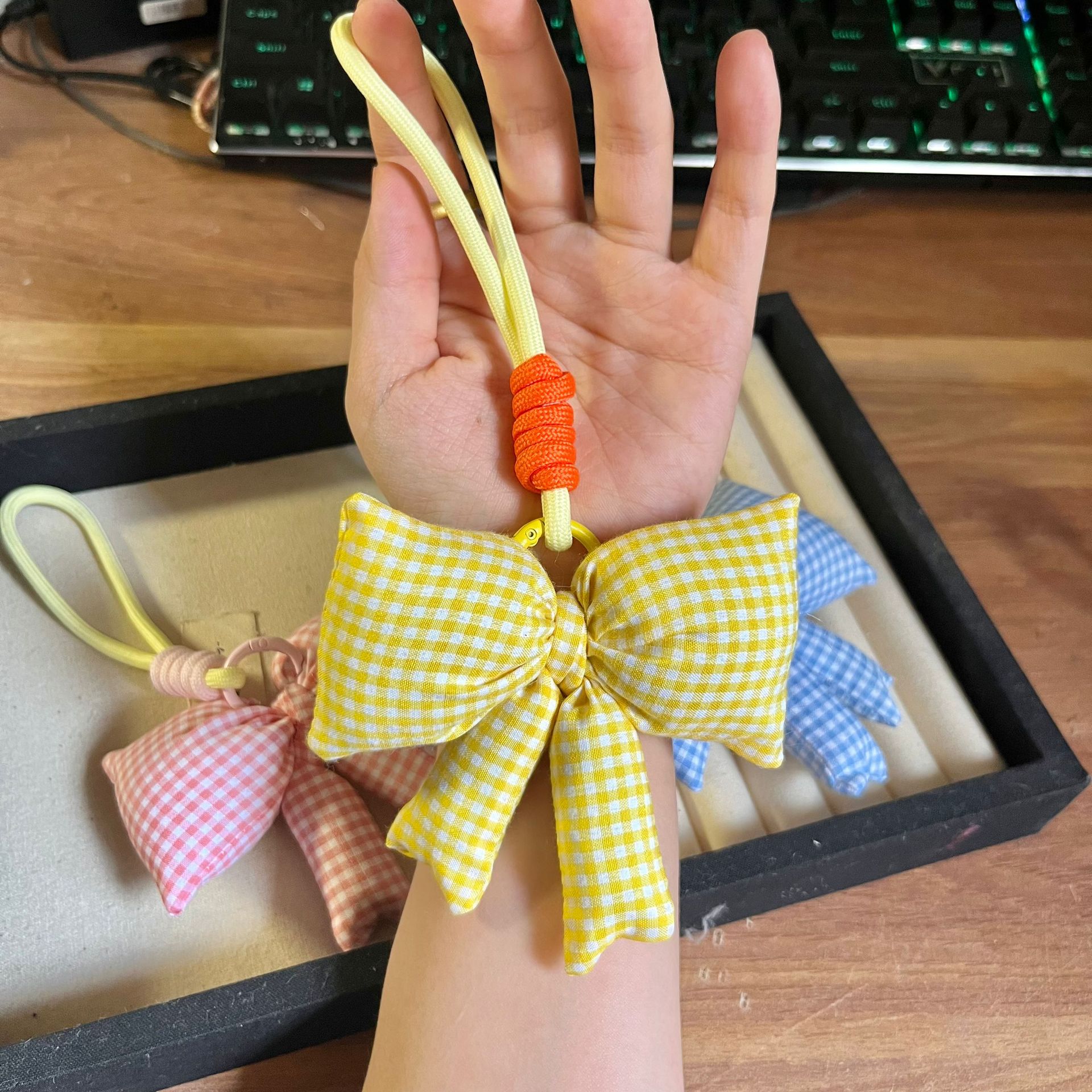 Cordón de celosía amarillo