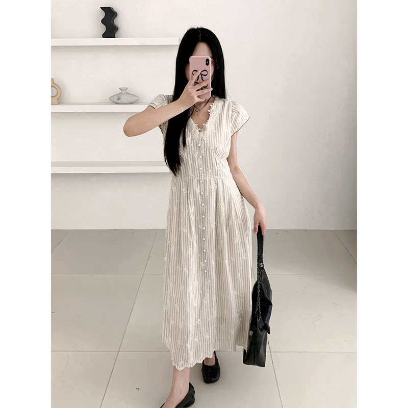 [In Stock] 2026 Summer New Daisy High-End Embroidered Light-Colored Striped French Elegant Slimming Dress