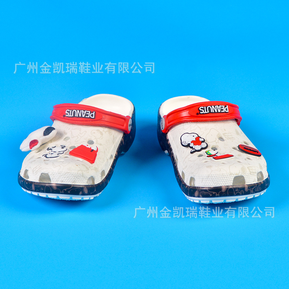 Zapatos con agujeros para niños de marca compartida de Snoopy de segunda generación, zapatos de playa geniales, zapatillas de Baotou personalizadas casuales antideslizantes y transpirables