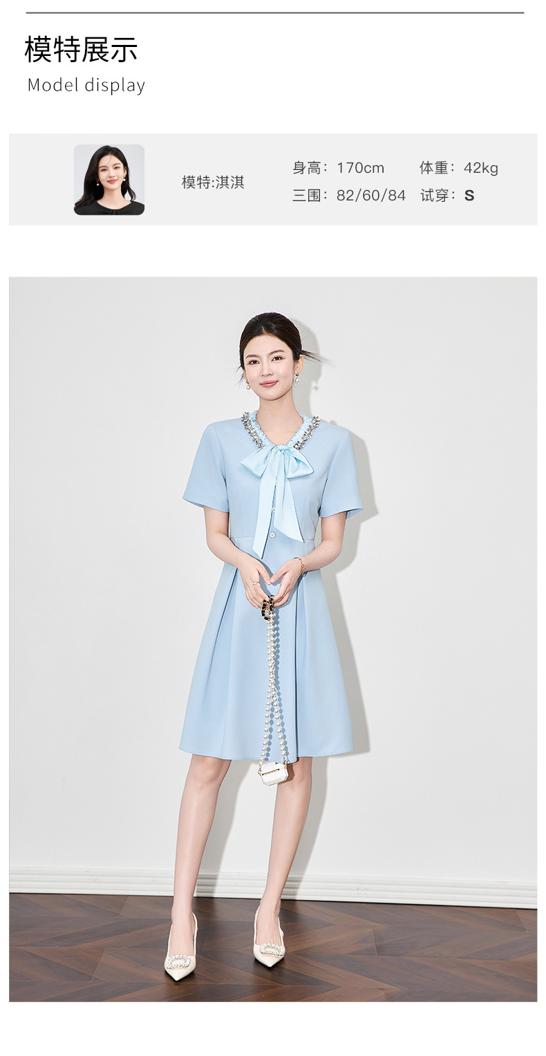 Đầm liền nữ cổ chữ V xếp ly tay lỡ, chất liệu sequin lấp lánh kiểu dáng quý bà — Màu xanh lam nhạt chi tiết 9