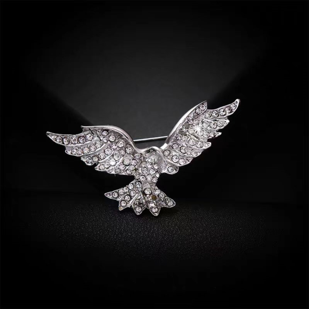 Retro Lapel Pin Fashion Inlaid With Diamonds Men's Brooch Unique Spreading Wings Eagle Suit Pin Versatile Jacket Accessory_voghion.com