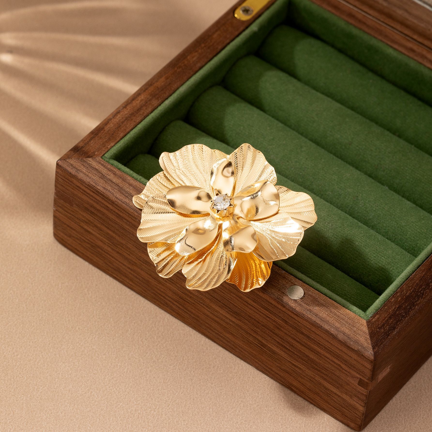 Europäische und amerikanische Bestseller-Brosche im Vintage-Design mit Perlenblume für Damen, exklusive Nischenmode._voghion.com