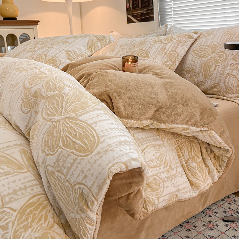 クラスAの牛乳の絨毯のベッドの上の4つのセットの冬の彫刻の絨毯のサンゴの絨毯とベルベットの保温の厚い布団のシーツの3つのセット