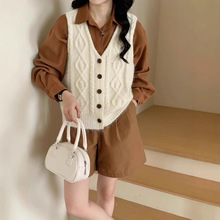 实拍早春麻花设计感纹理单排扣宽松叠穿针织马甲女毛绒绒针织外搭