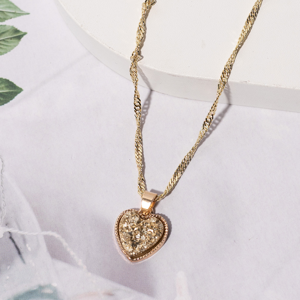 15g Weight Pendant Necklace Classification 1 Piece Quantity Daily Occasion Alloy Material Heart Shape Pattern Women'S Gender Plating Design Simple Style Style 1 Piece Simple Style Heart Shape Alloy Plating Women's Pendant Necklace 2